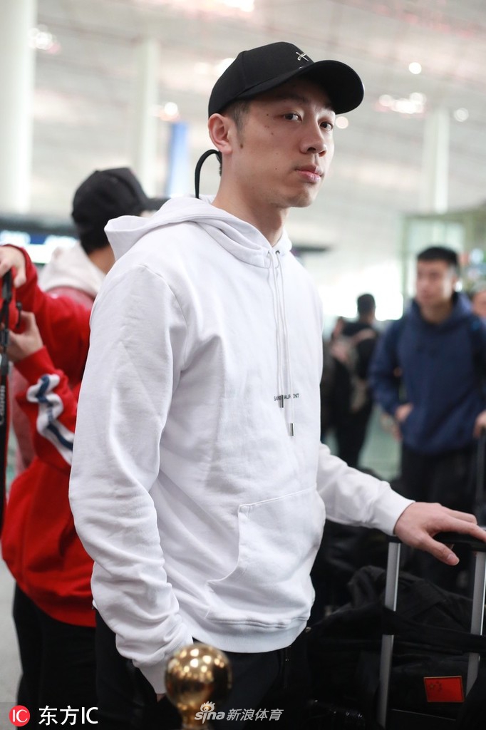许昕现身机场黑白搭配显清爽