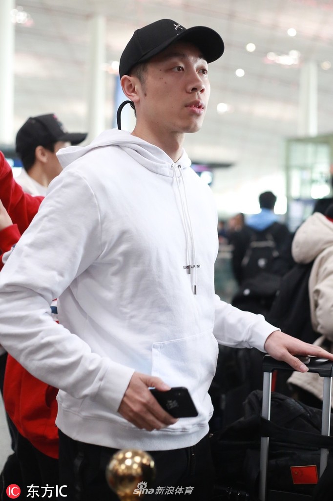 许昕现身机场黑白搭配显清爽