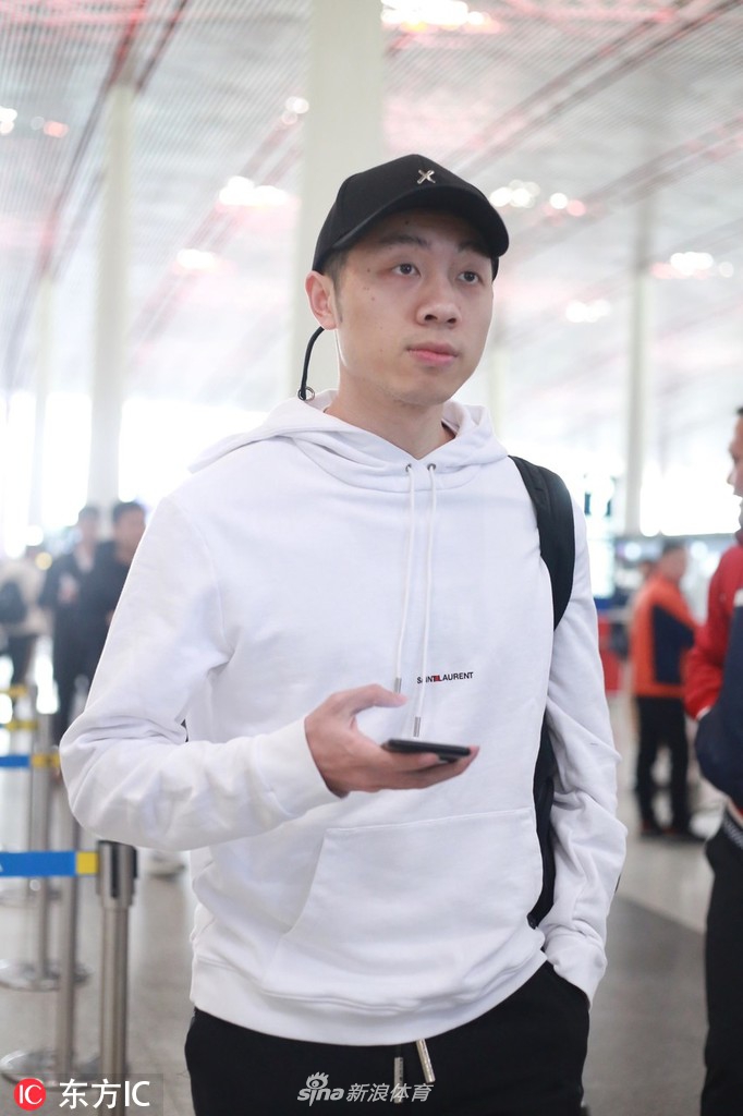 许昕现身机场黑白搭配显清爽