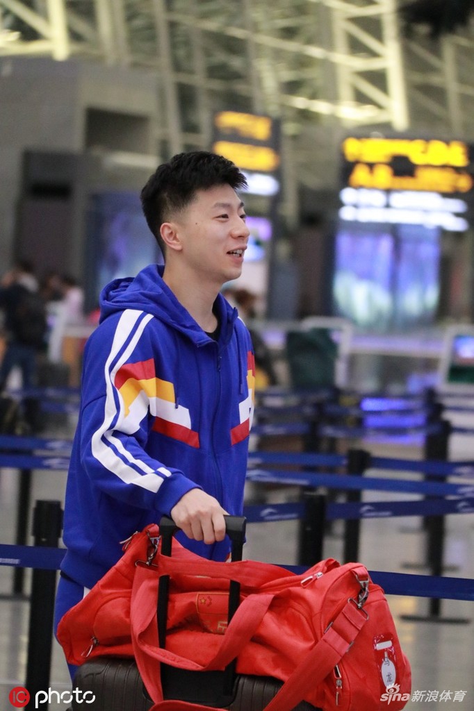 国乒队员出发前往卡塔尔