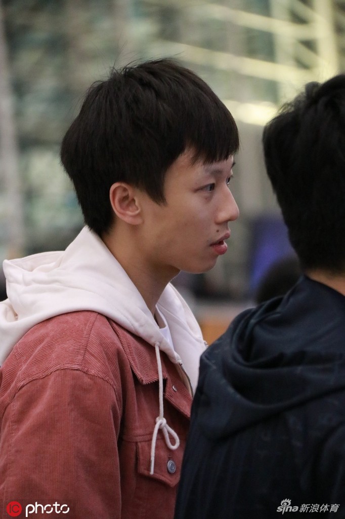 国乒队员出发前往卡塔尔