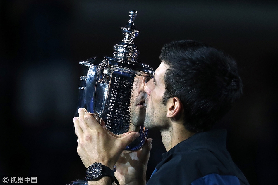 美网男单颁奖仪式德约捧杯