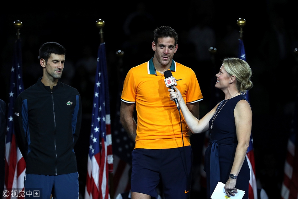 美网男单颁奖仪式德约捧杯