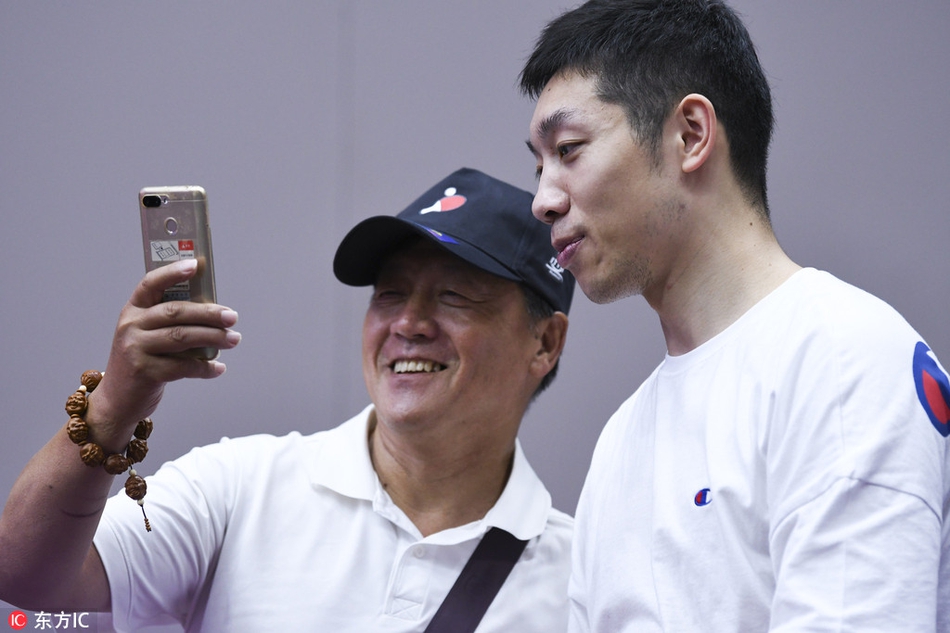 许昕出席乒乓粉丝大会