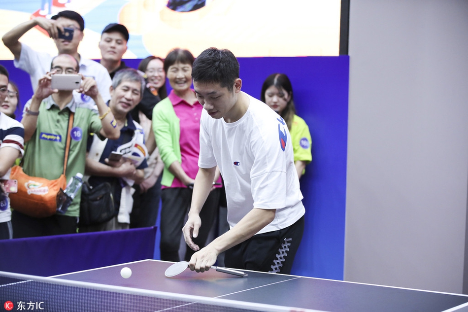 许昕出席乒乓粉丝大会