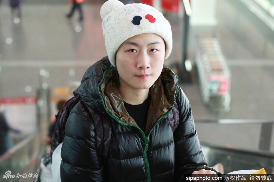 丁宁戴可爱线帽现身机场