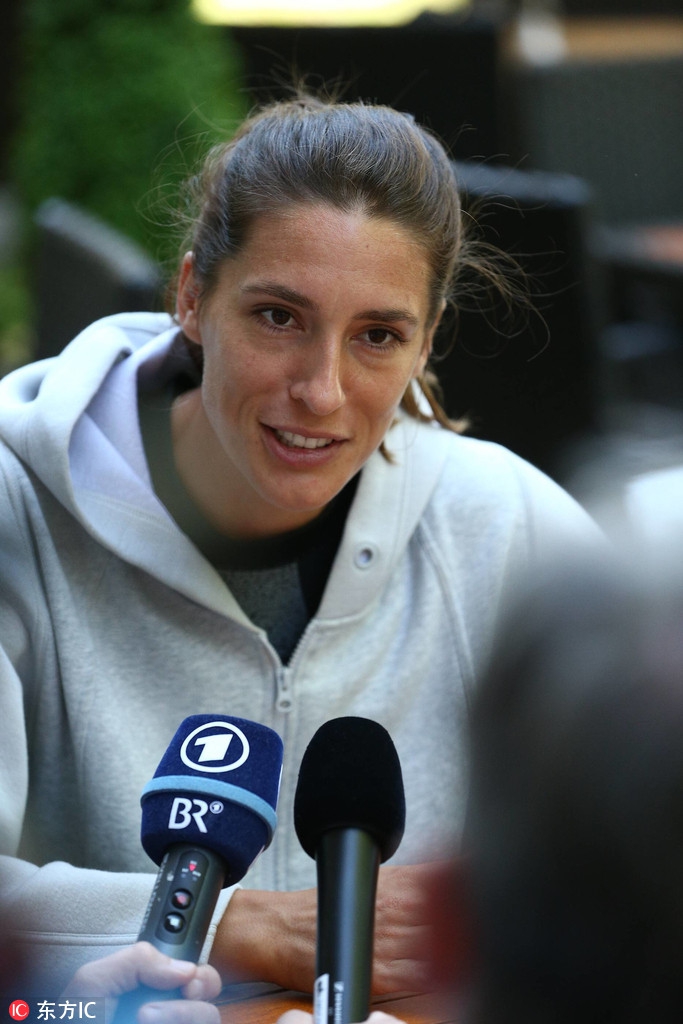 佩特科维奇出席球迷见面会