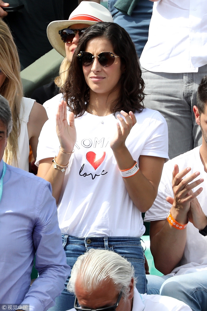 纳达尔女友低调现身观战