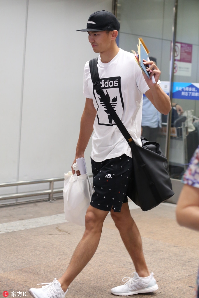 宁泽涛现身首都机场