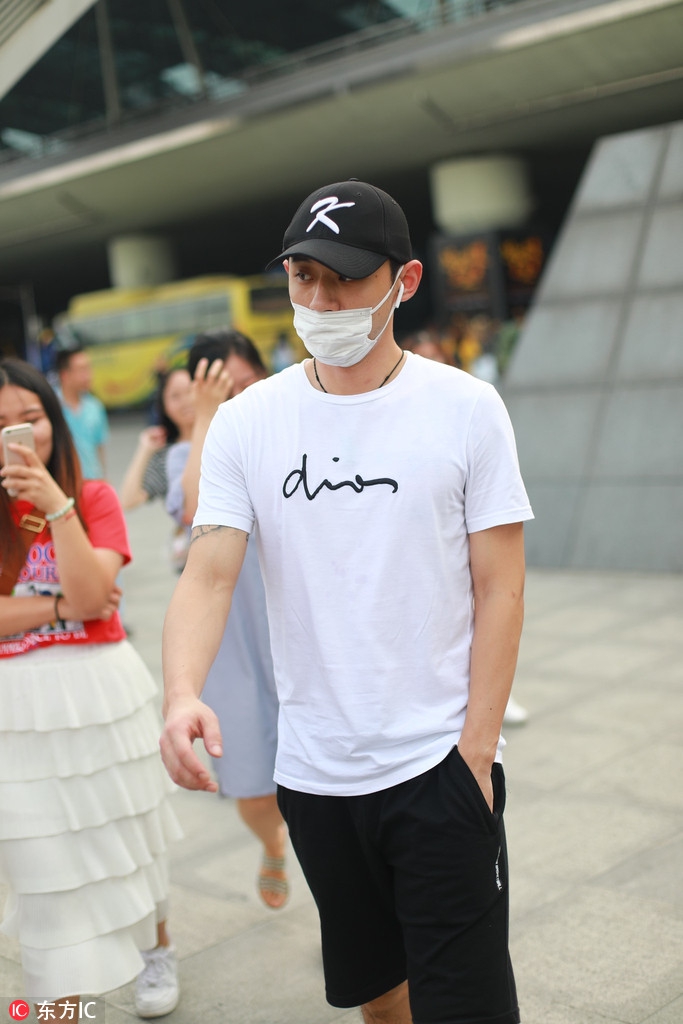 张继科现身成都机场