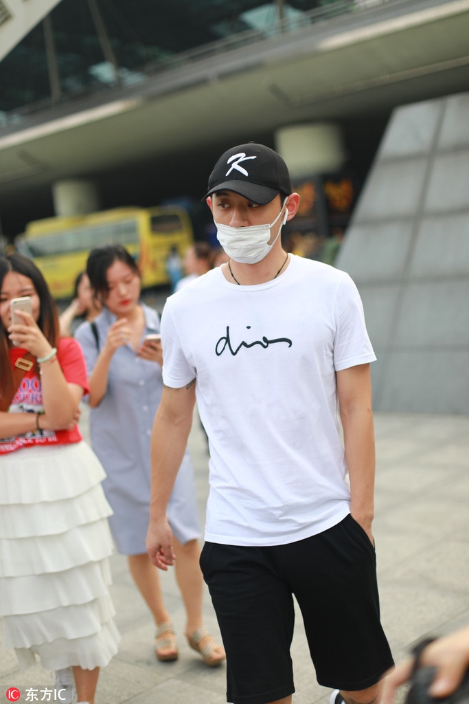 张继科现身成都机场