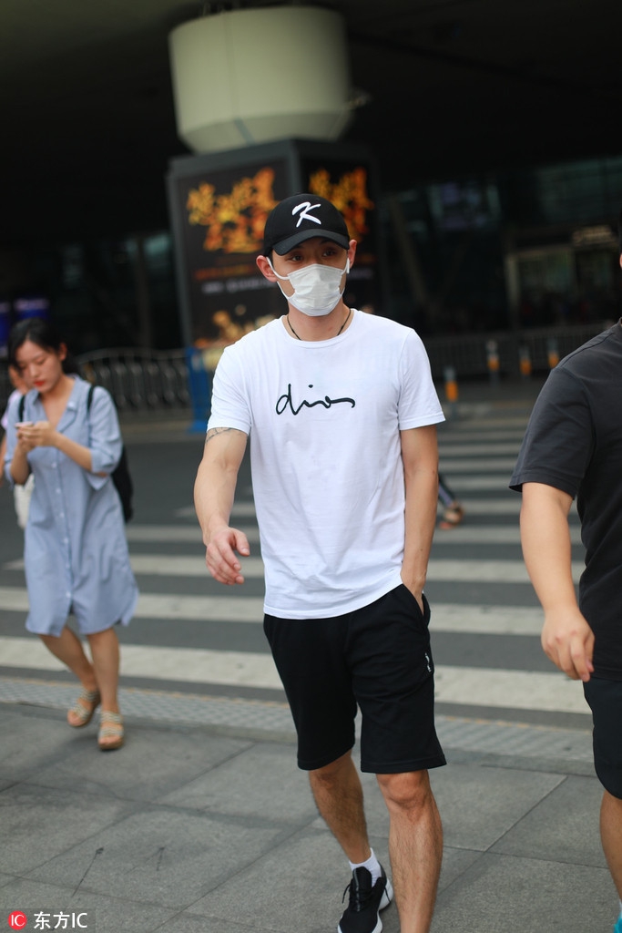 张继科现身成都机场