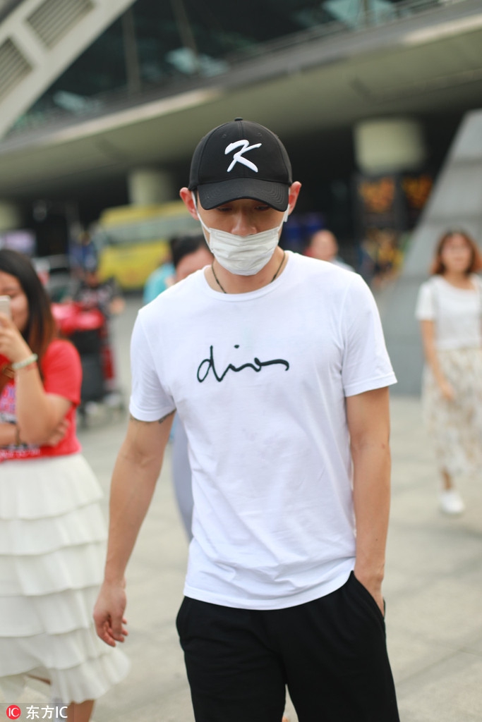 张继科现身成都机场