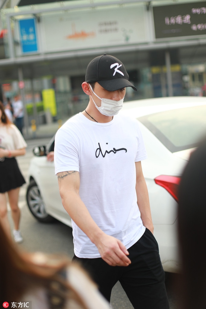 张继科现身成都机场