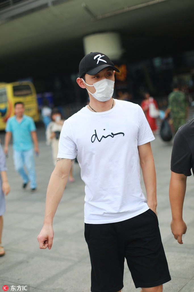 张继科现身成都机场