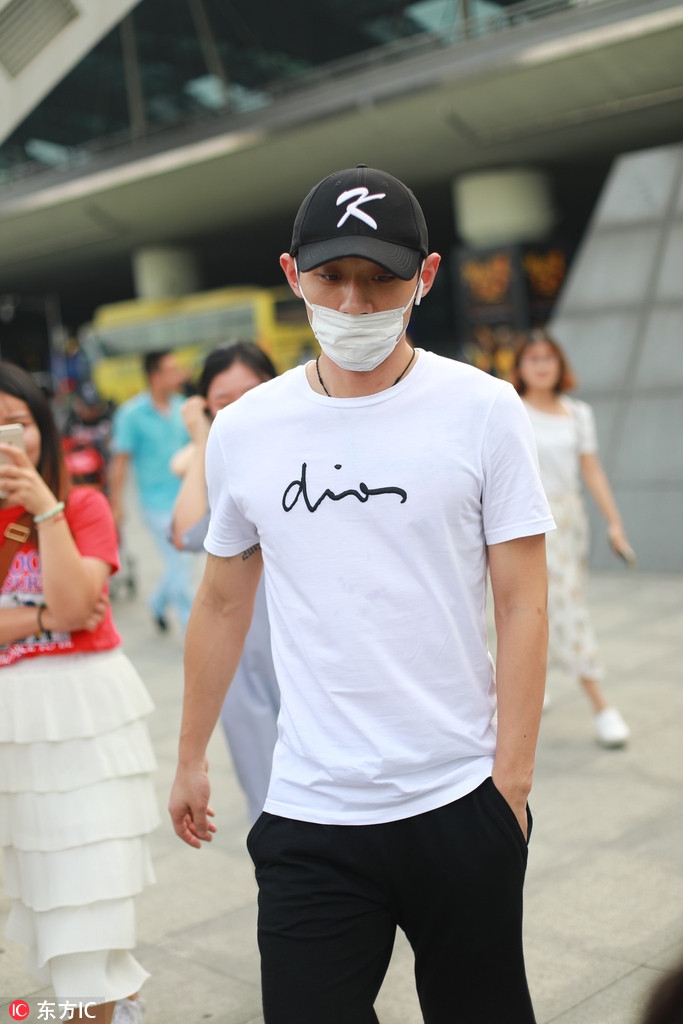 张继科现身成都机场