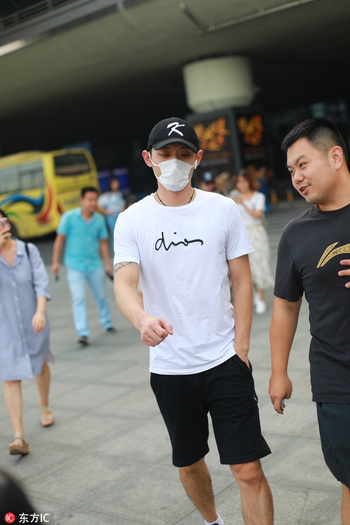 张继科现身成都机场