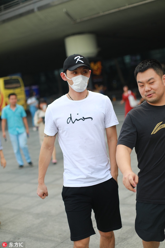 张继科现身成都机场