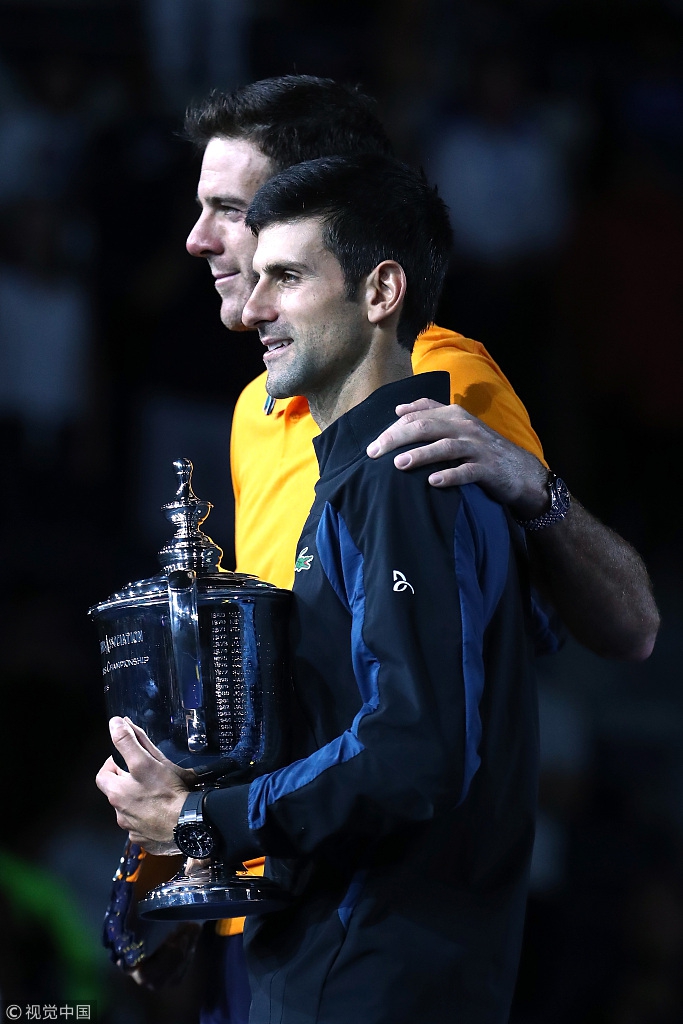 美网男单颁奖仪式德约捧杯