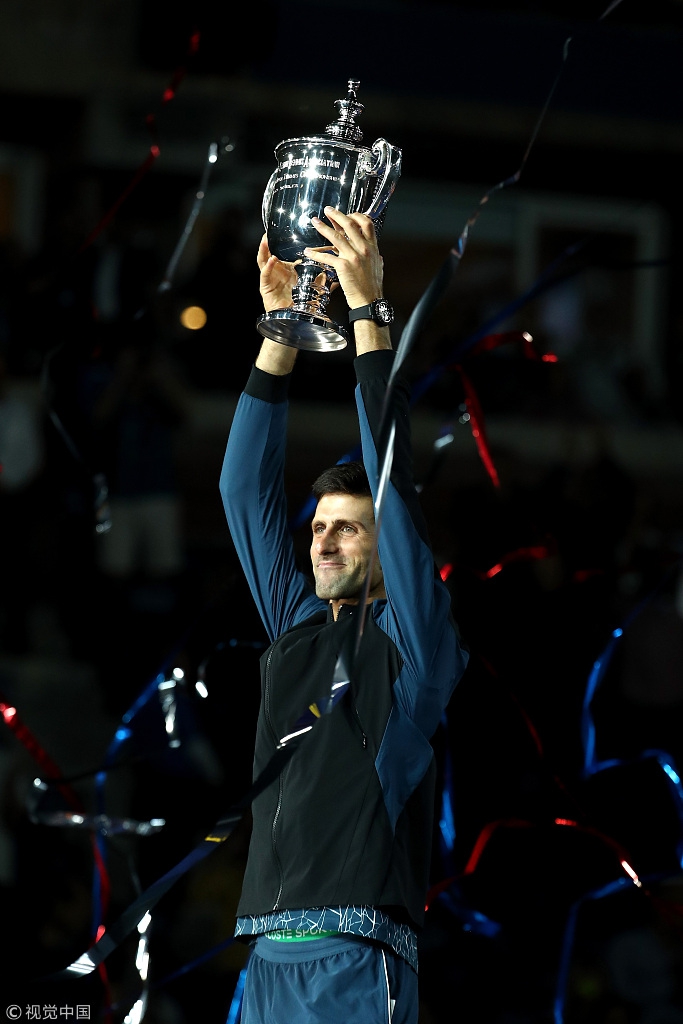 美网男单颁奖仪式德约捧杯