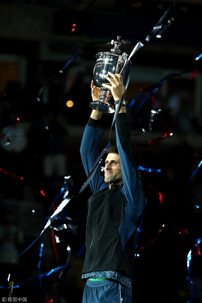 美网男单颁奖仪式德约捧杯