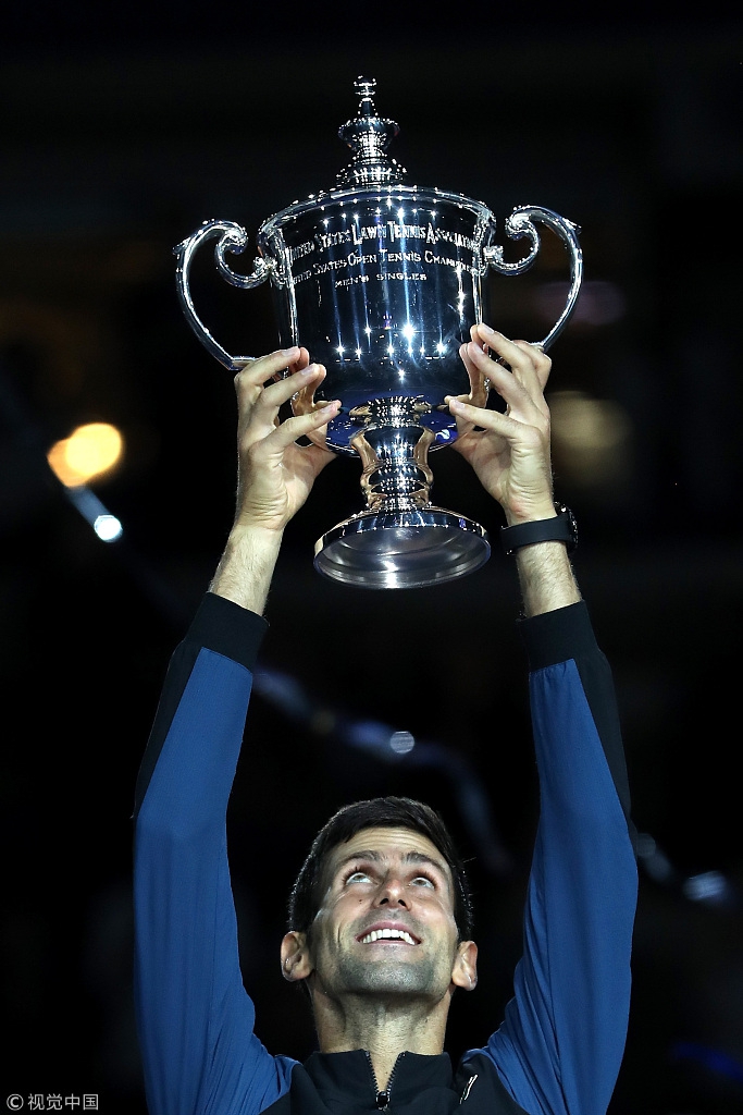 美网男单颁奖仪式德约捧杯