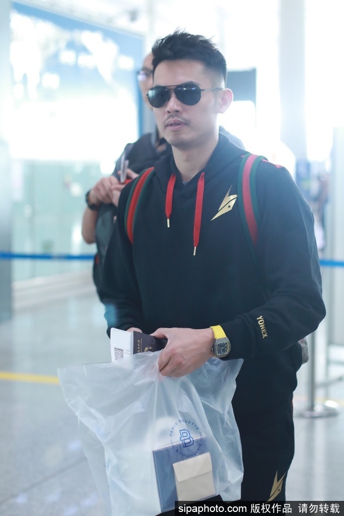 林丹现身机场前往欧洲参赛