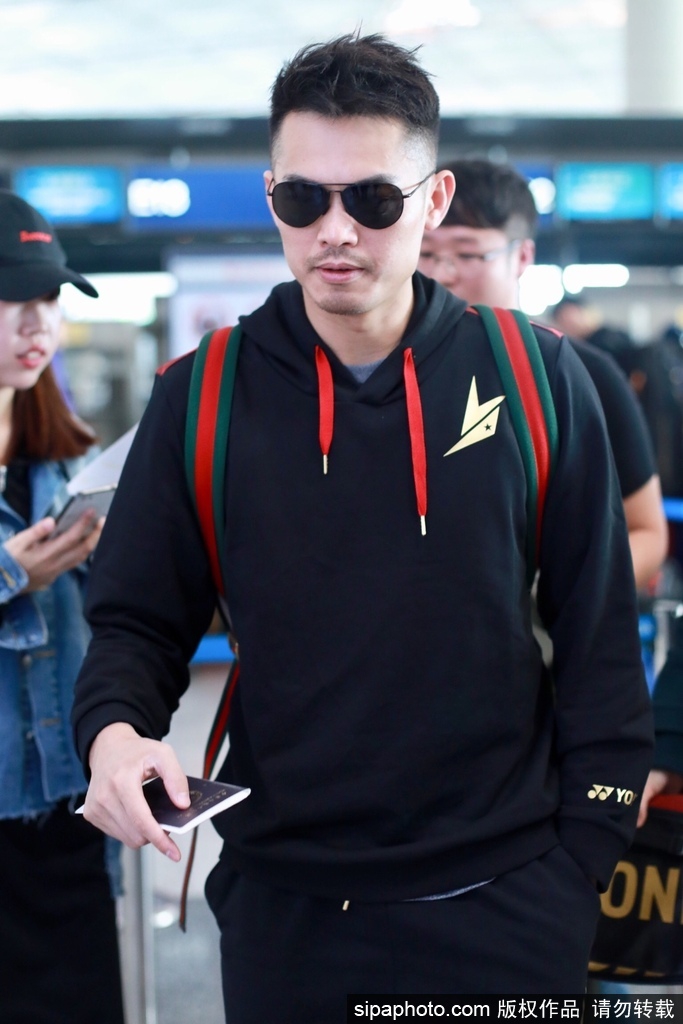 林丹现身机场前往欧洲参赛