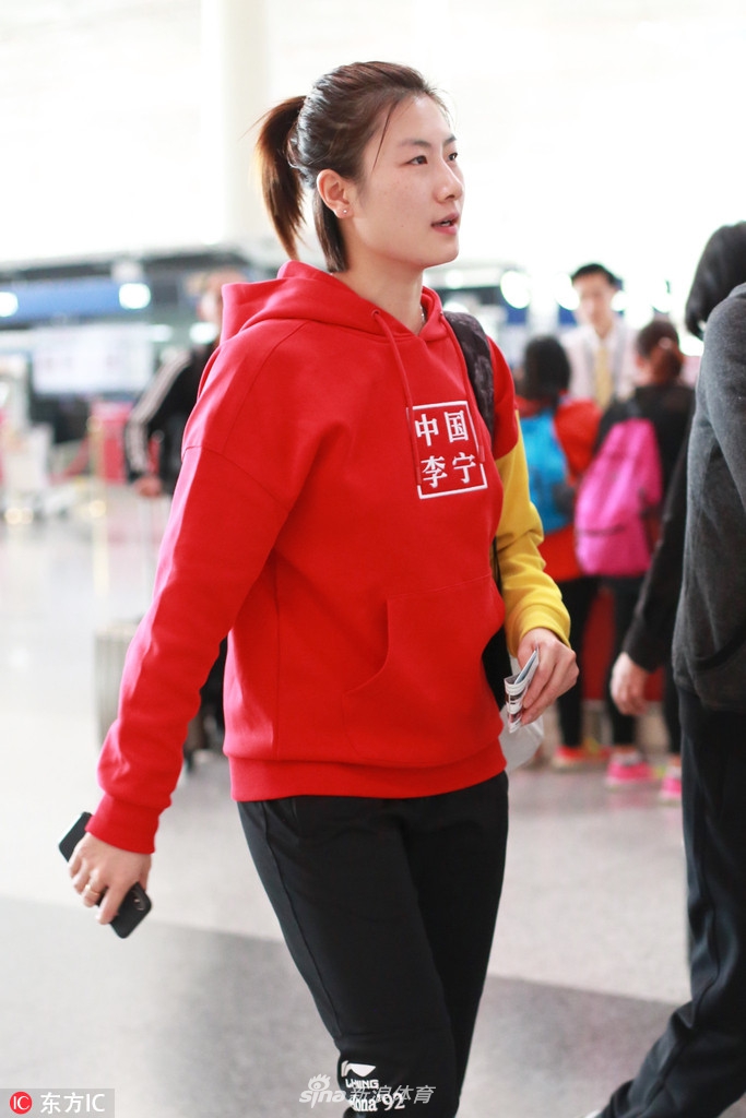 丁宁身着红衣现身首都机场