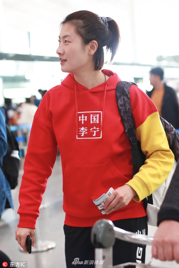 丁宁身着红衣现身首都机场