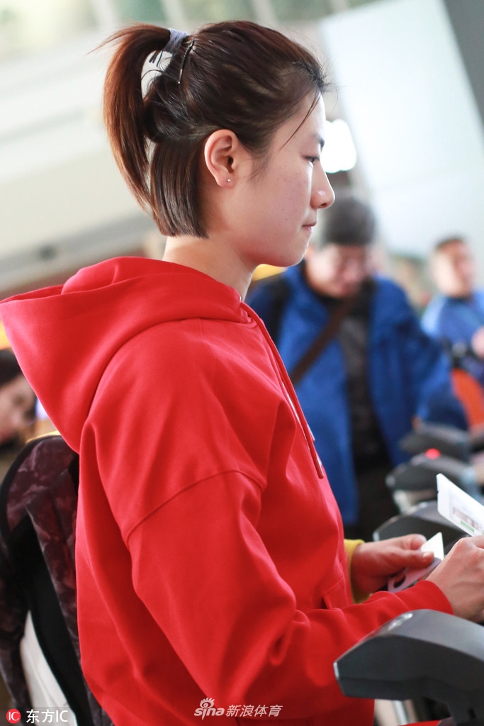 丁宁身着红衣现身首都机场