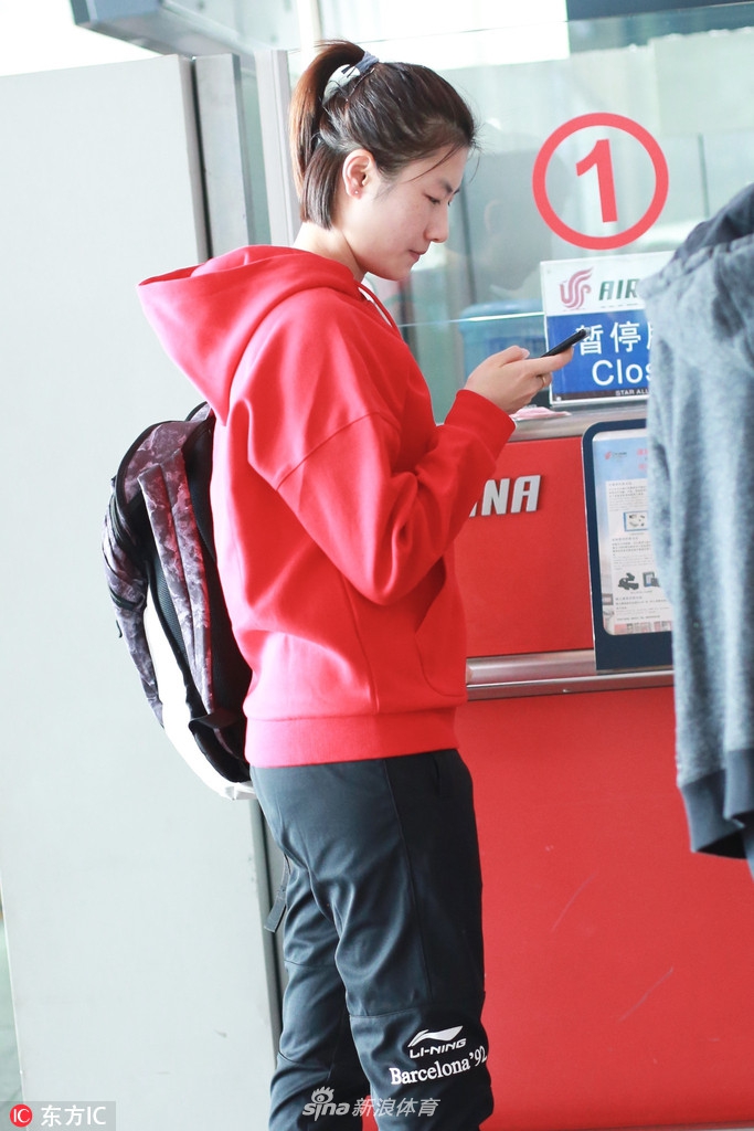 丁宁身着红衣现身首都机场
