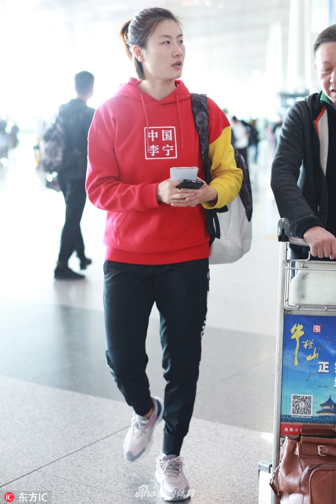 丁宁身着红衣现身首都机场