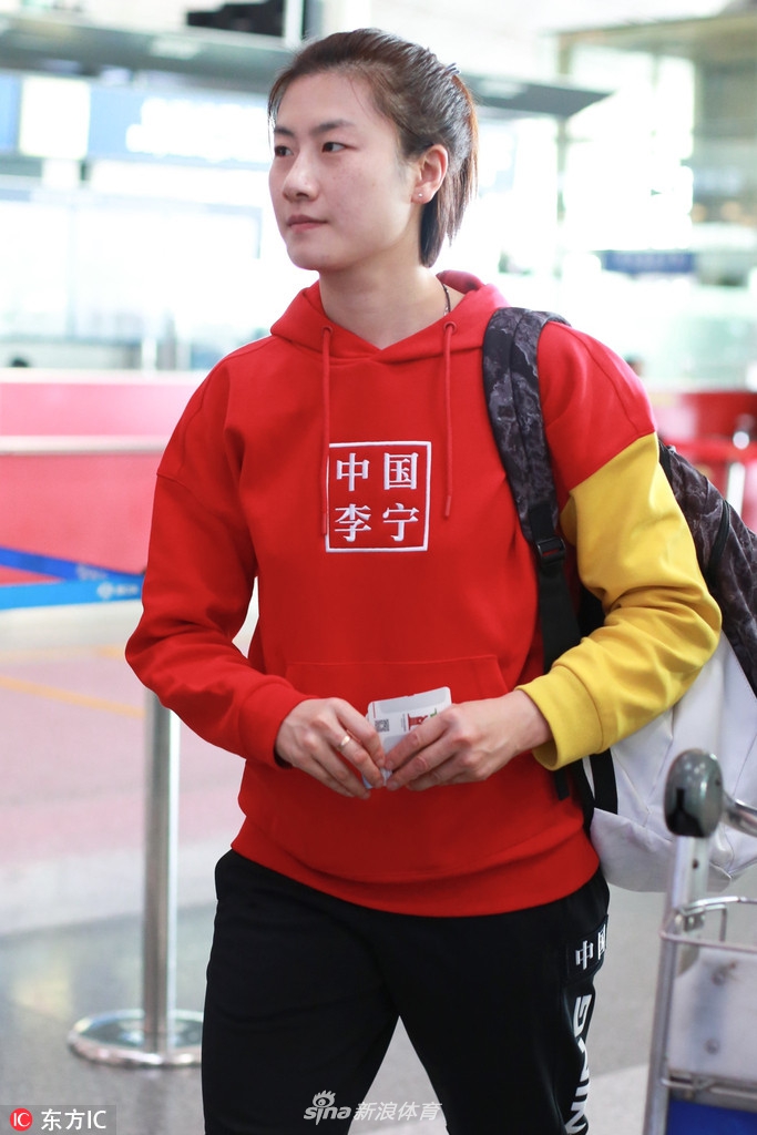 丁宁身着红衣现身首都机场