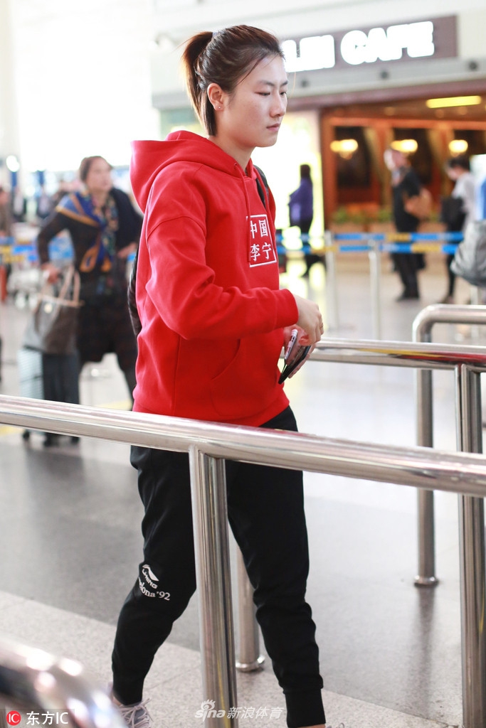 丁宁身着红衣现身首都机场