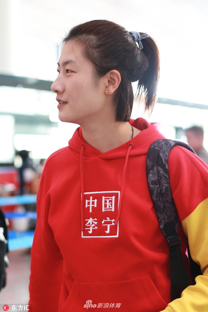 丁宁身着红衣现身首都机场