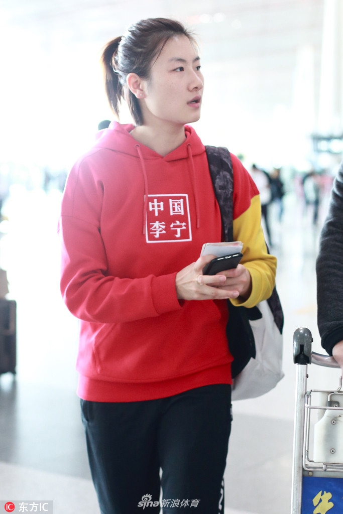 丁宁身着红衣现身首都机场