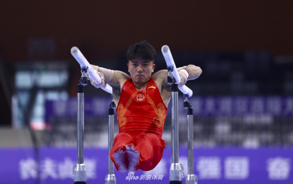 体操全锦赛男子赛台训练