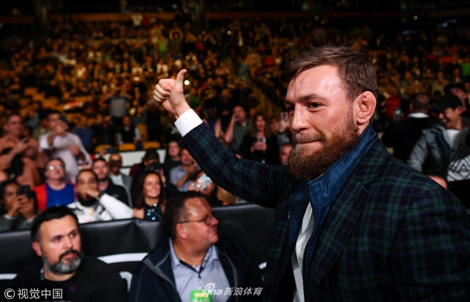 麦格雷戈现身助阵女子拳王赛