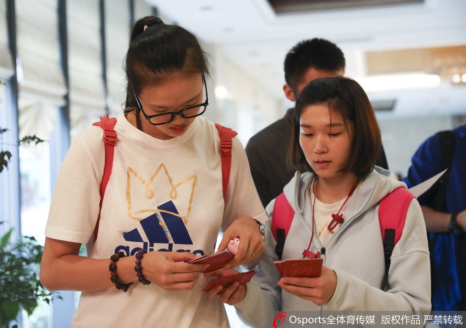 中国女排抵达北仑备战世锦赛