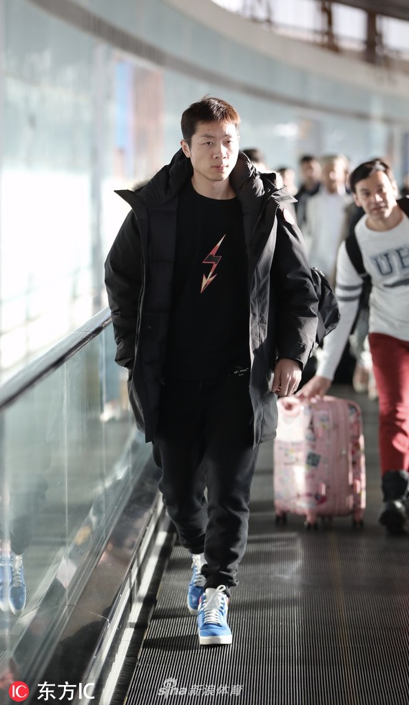 许昕抵达北京机场