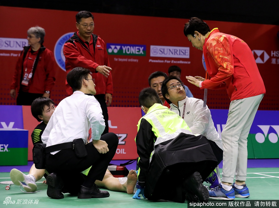 何冰娇脚踝受伤坐轮椅退场