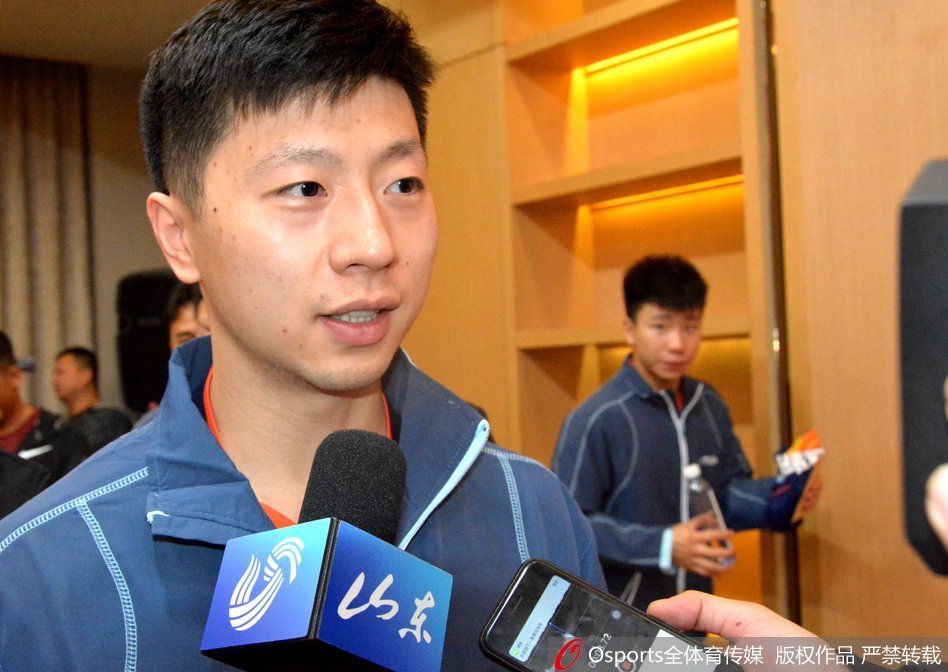 马龙、王曼昱出席乒超见面会