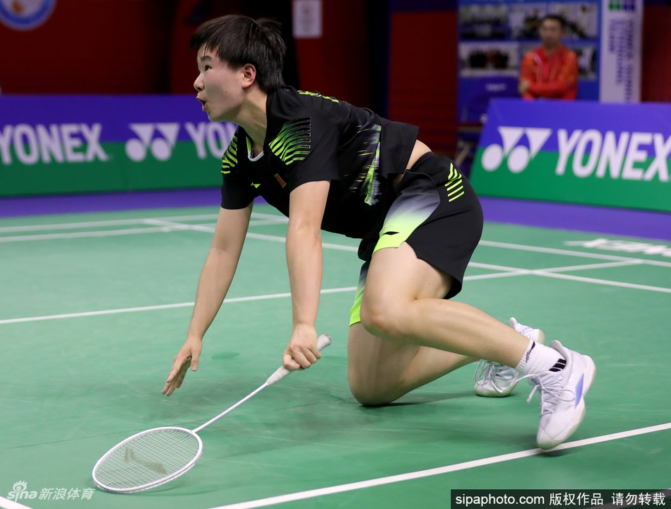 何冰娇脚踝受伤坐轮椅退场