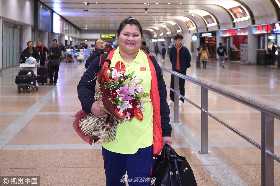 中国举重队凯旋归国