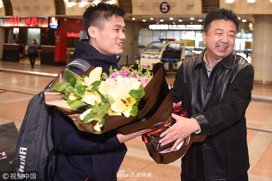 中国举重队凯旋归国
