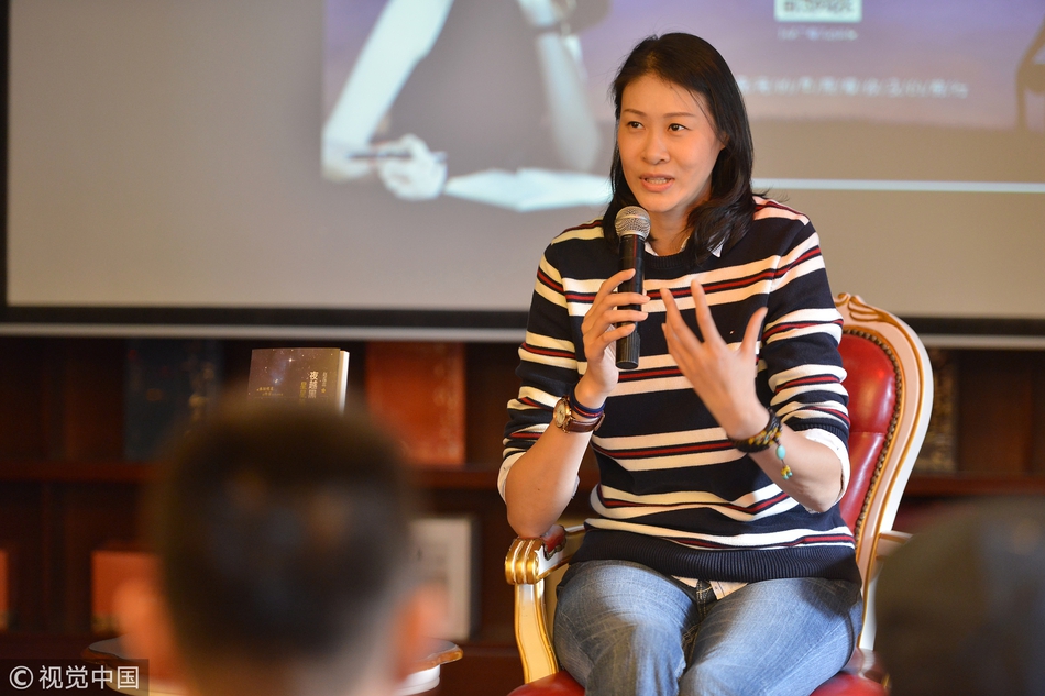 赵蕊蕊出席新书签售会