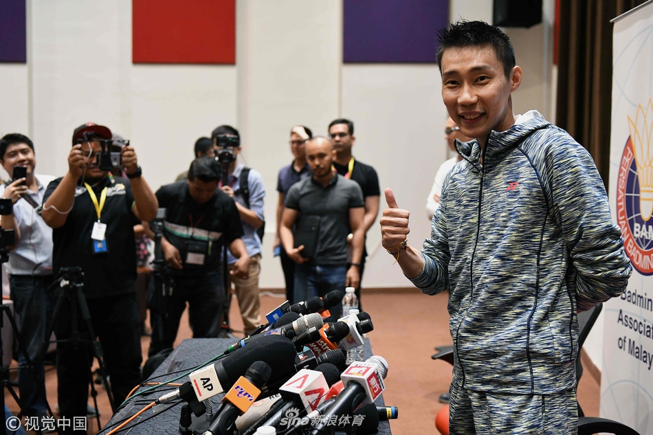 李宗伟患癌后首次出席发布会