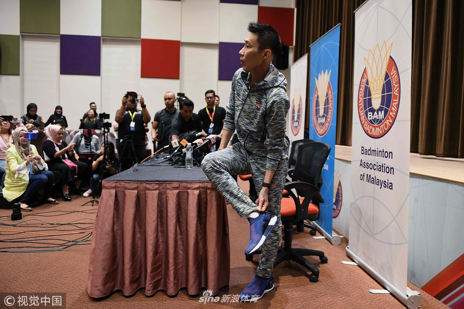 李宗伟患癌后首次出席发布会