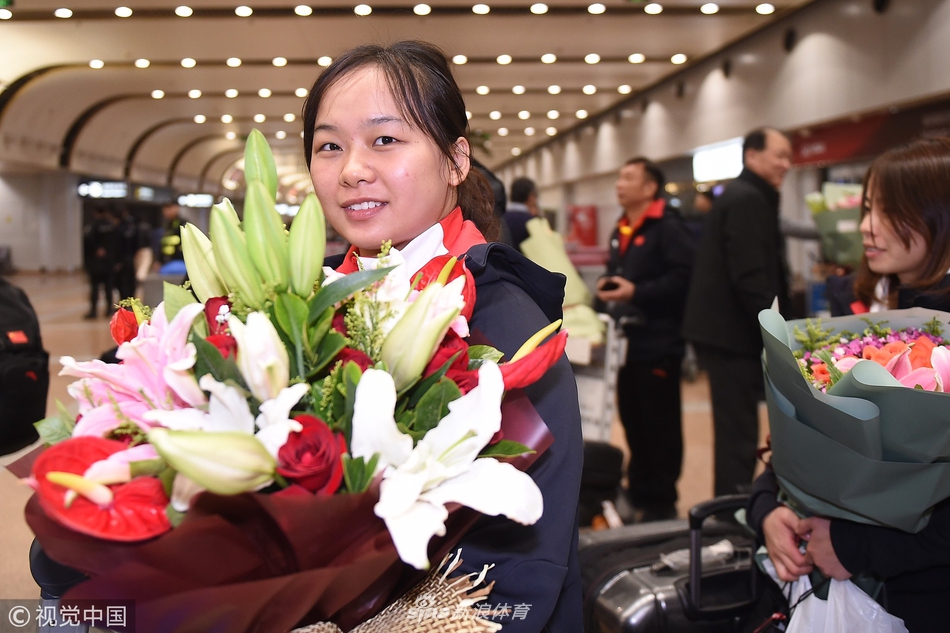 中国举重队凯旋归国